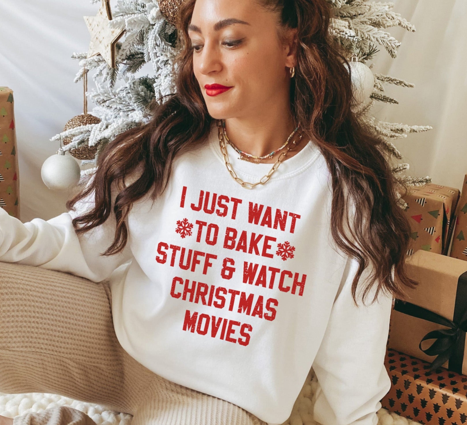 White sweatshirt saying I just want to bake stuff and watch christmas movies - HighCiti