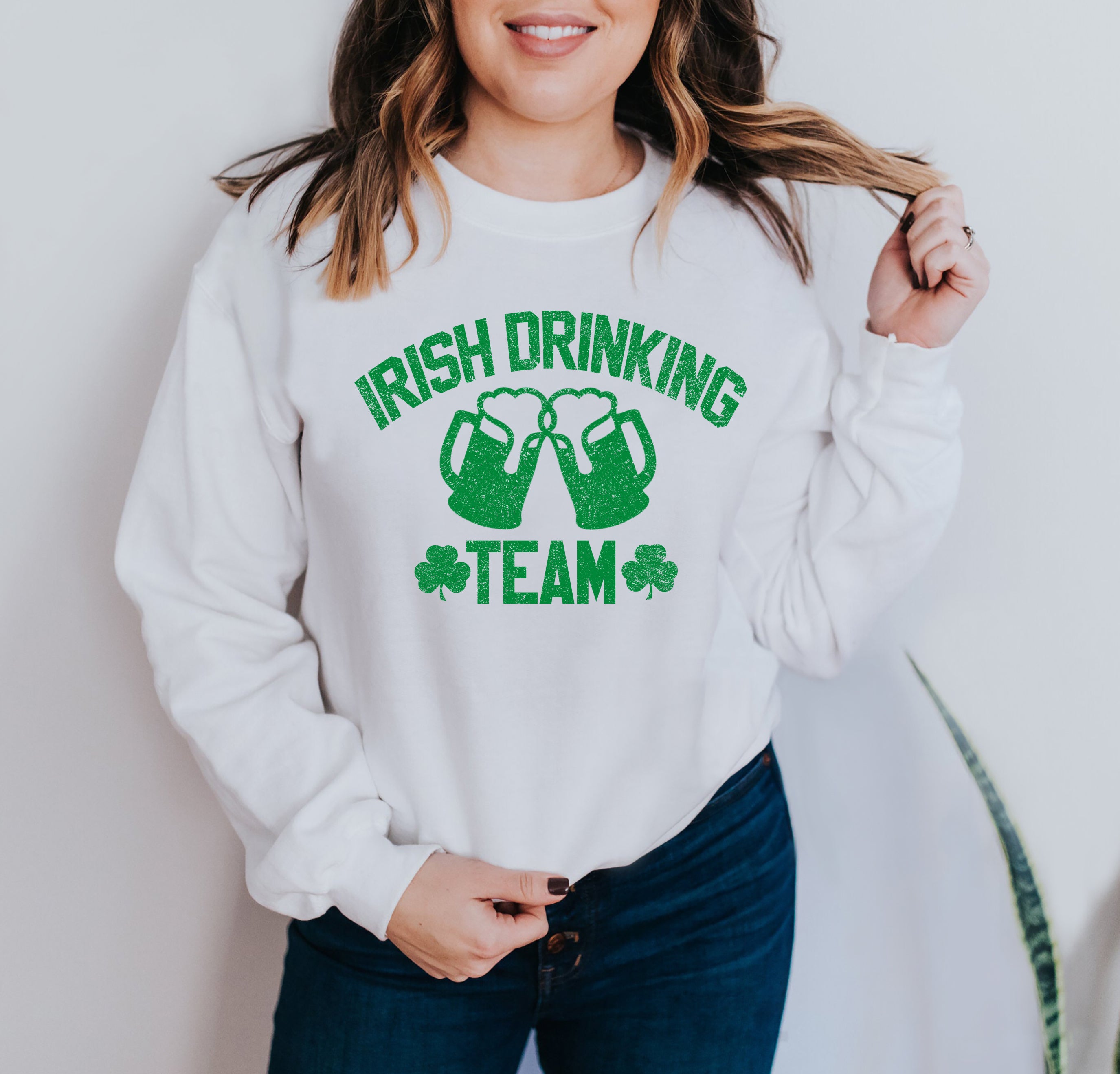 White sweatshirt with beer pints that says irish drinking team - HighCiti