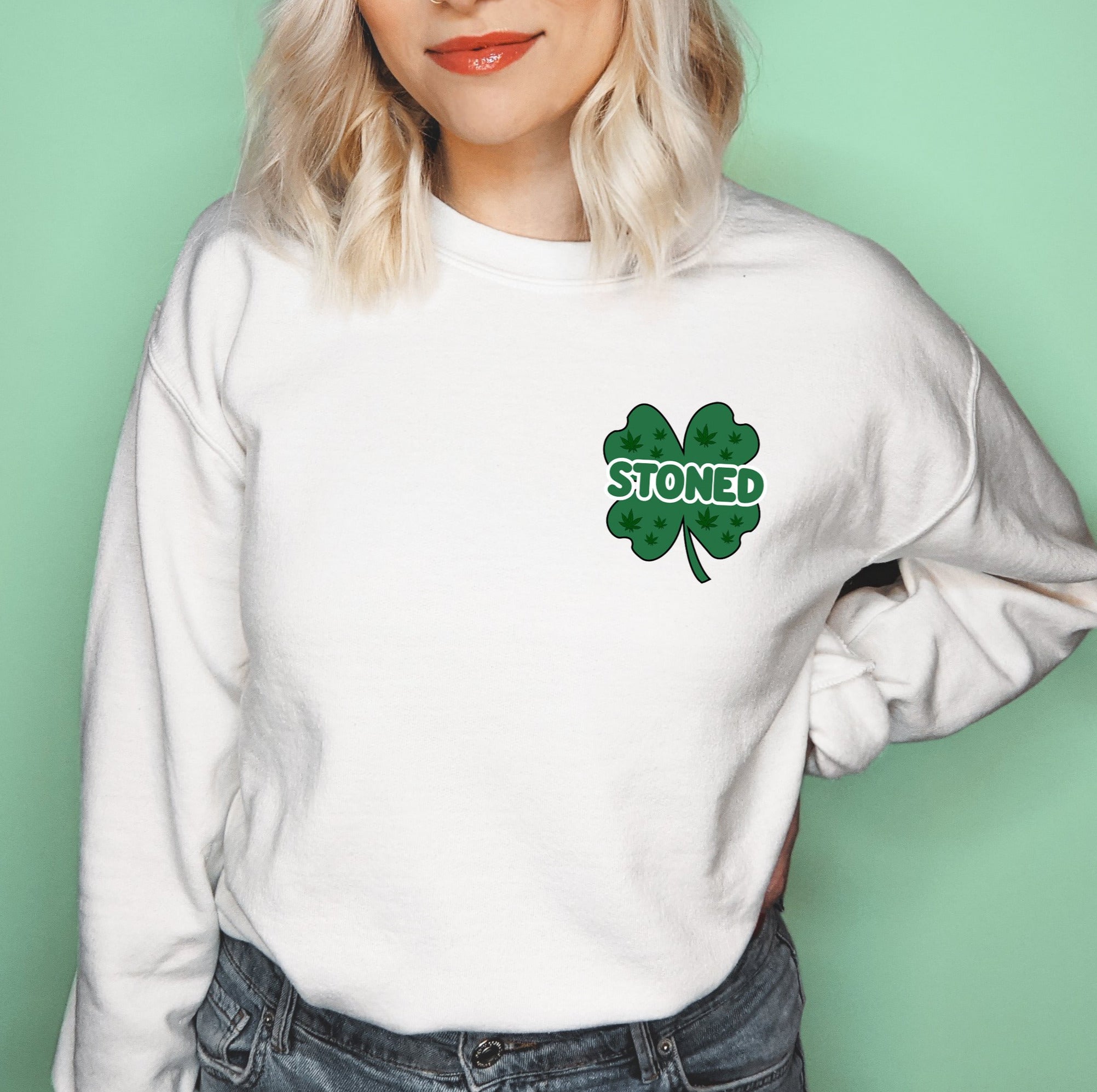 White sweatshirt with a four leaf clover saying stoned - HighCiti